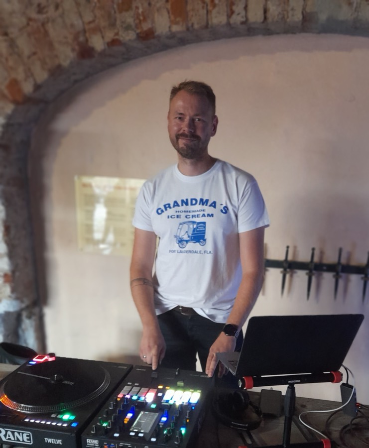 Andreas am DJ-Pult in einem Gewölbekeller