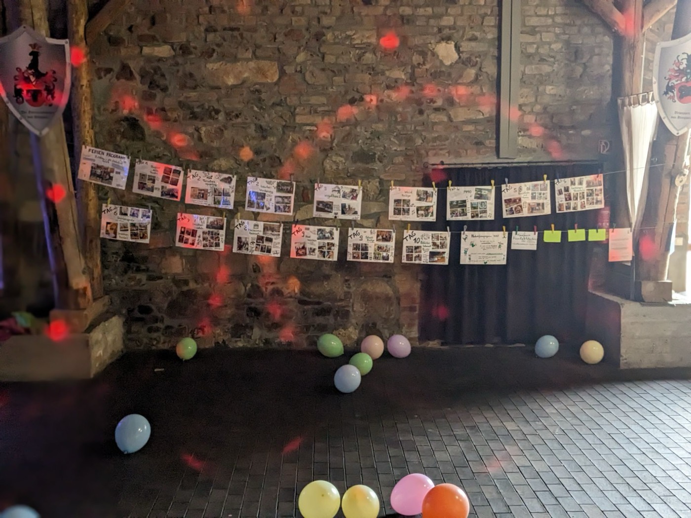 Kinderdisco-Raum mit Luftballons und bunten Lichtpunkten