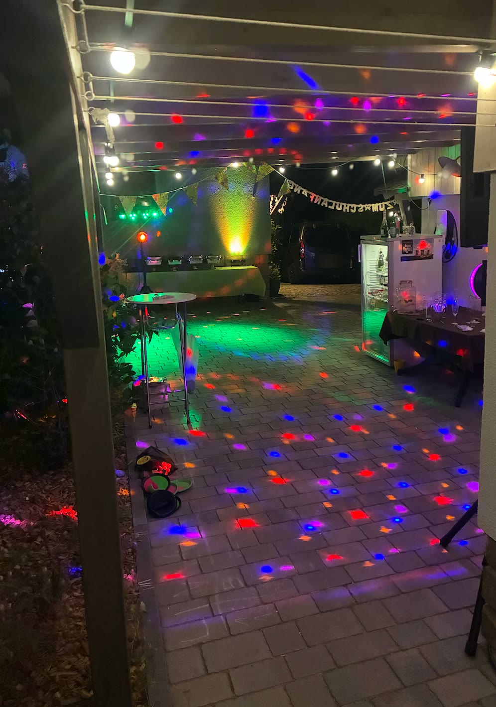 Tanzfläche unter einem Carport mit bunten Lichtpunkten