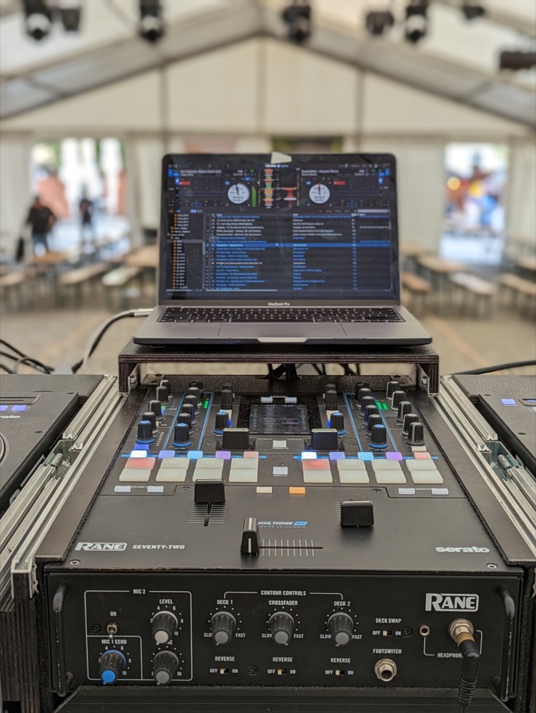Mixer RANE Seventy-Two mit Laptop im Festzelt