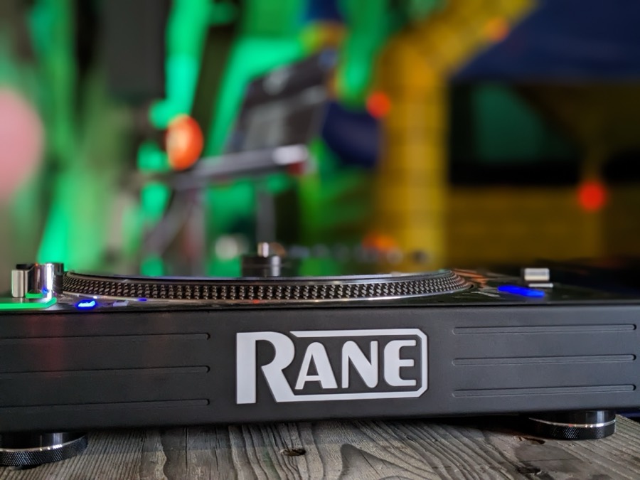 Plattenspieler RANE Twelve vor bunten Lichtern