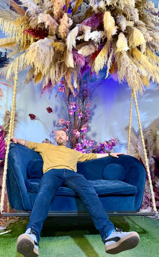 Andreas entspannt auf einem schwebenden blauen Sofa
