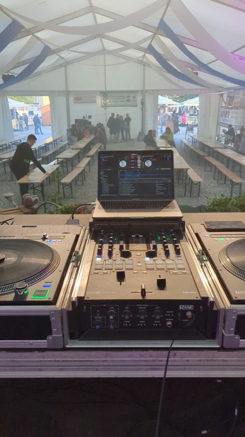 DJ-Pult im Festzelt eines Stadtfests
